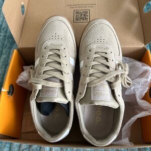 Veja Beige Sneakers